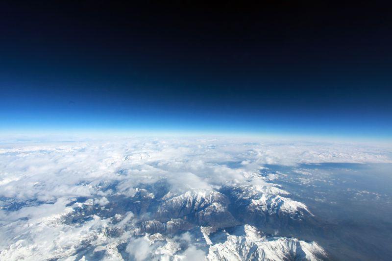 从天空俯瞰地面上的山峰