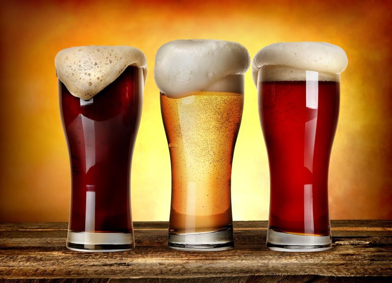 三杯玻璃瓶中颜色不同的啤酒