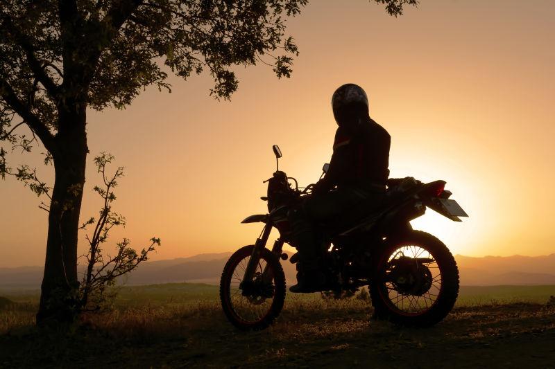 夕阳下的摩托车剪影
