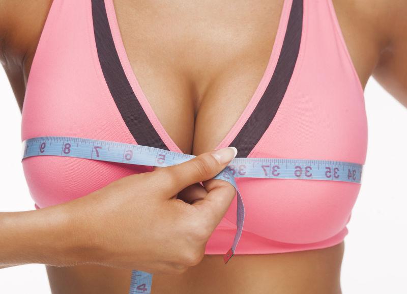 女人测量胸围