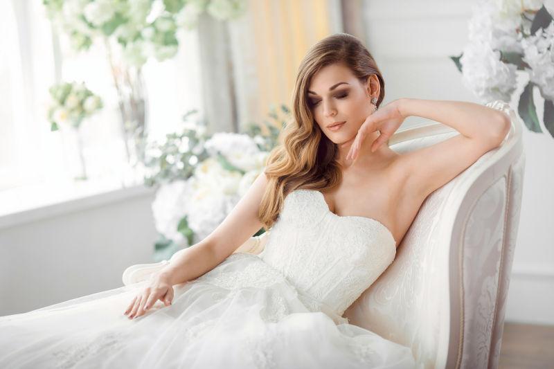 白色沙发上的优雅新娘