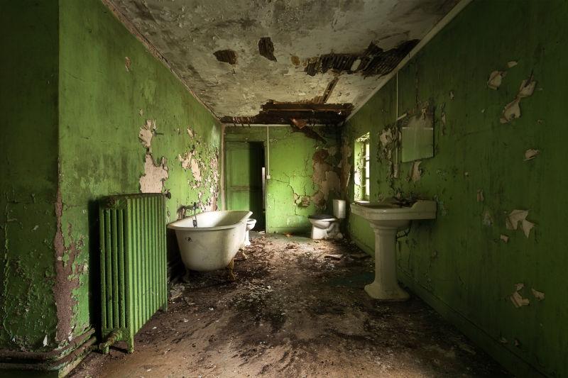 剥离油漆的绿色浴室