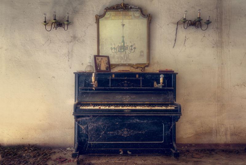 破旧的房间里的废弃的钢琴