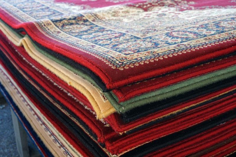 平铺堆着的红色和蓝色的地毯
