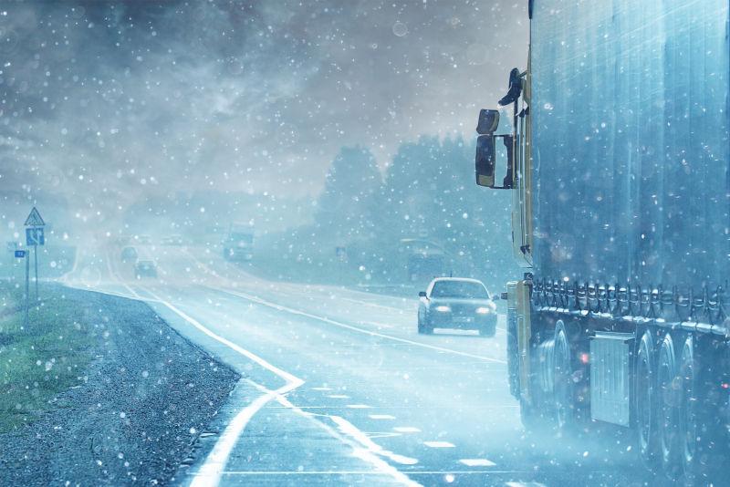 冬季在公路上行驶的汽车和货车