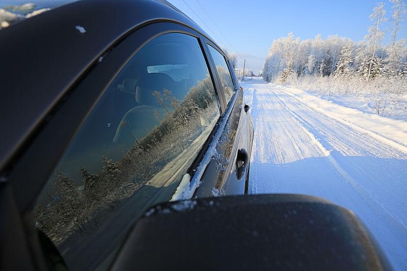 在雪地上行驶的黑色汽车