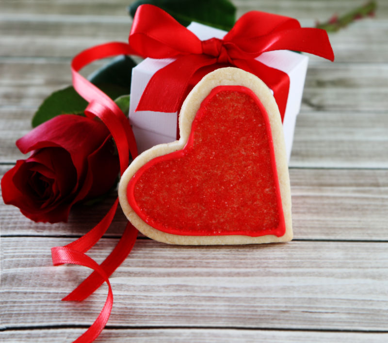 红色的爱心和礼物盒