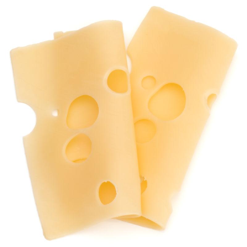 白色背景下的两片奶酪切片