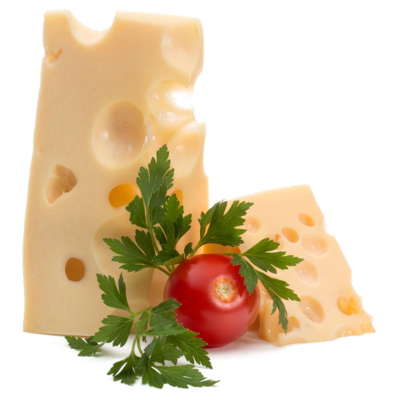 截断的奶酪块在白色背景上