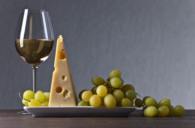 盘子里的奶酪和葡萄酒