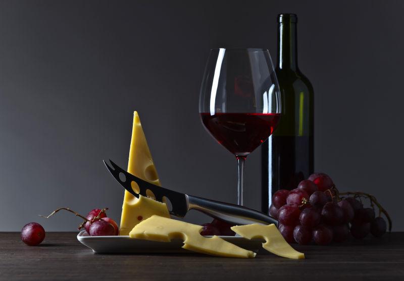 奶酪刀和葡萄红酒