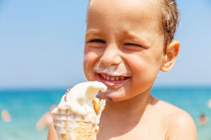吃冰淇淋的开心男孩
