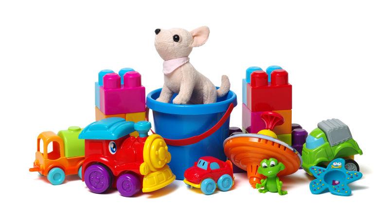 白色背景上的各种玩具和玩偶