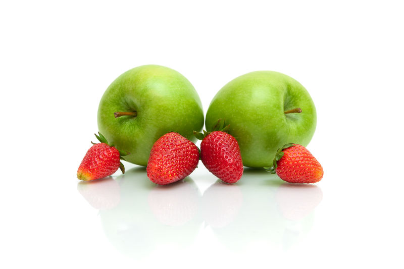 白色背景青苹果和草莓