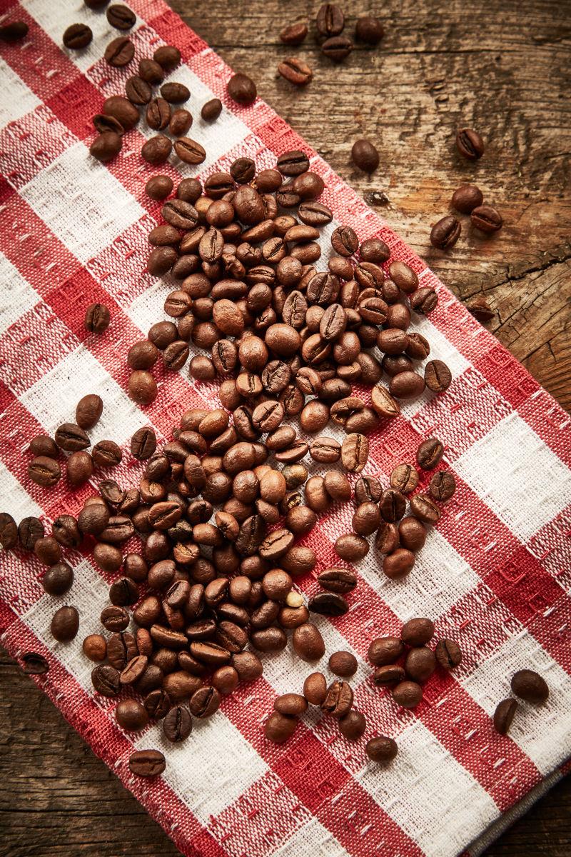 木桌子上的咖啡豆