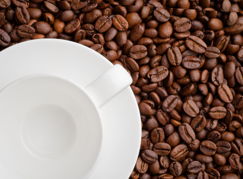 空咖啡杯与咖啡豆