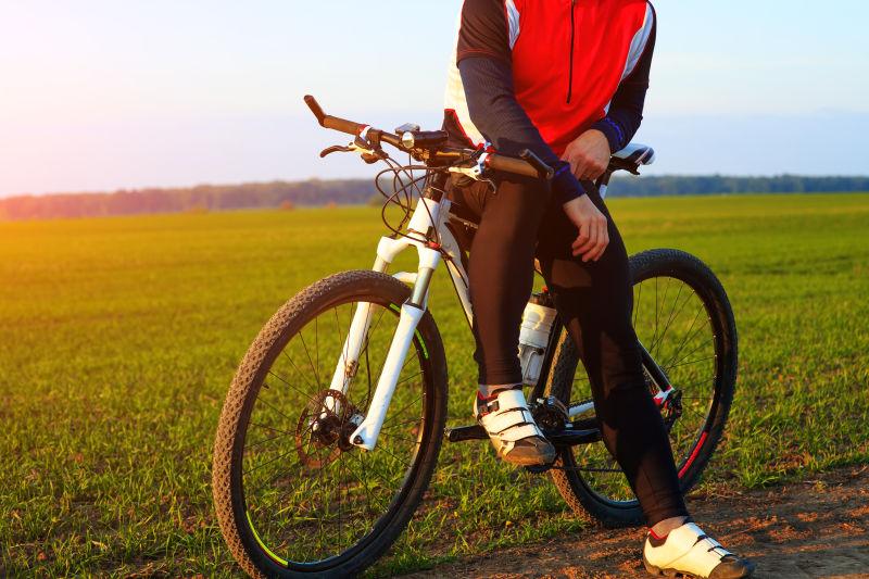 骑自行车的男孩在田地中 