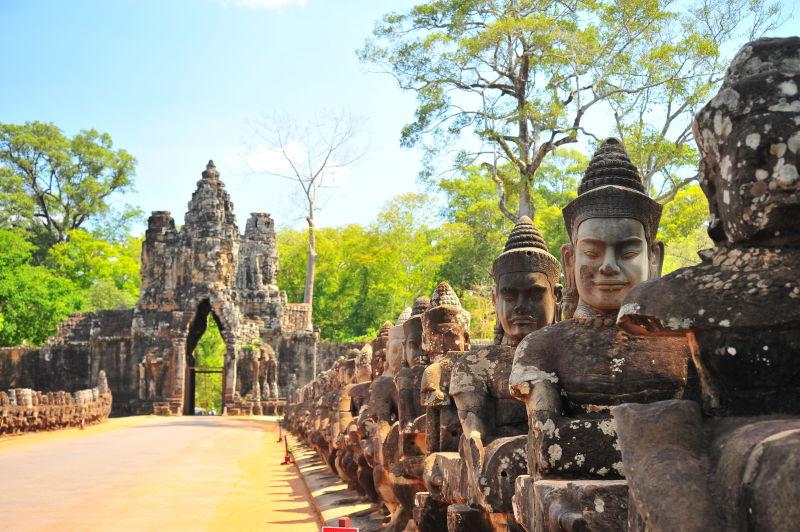 柬埔寨的石门和打坐的佛像