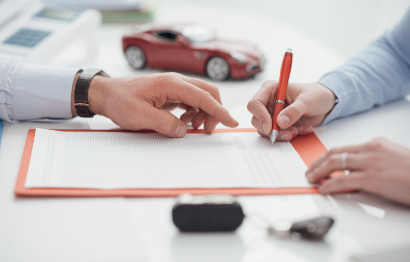 签署汽车保险合同的商人