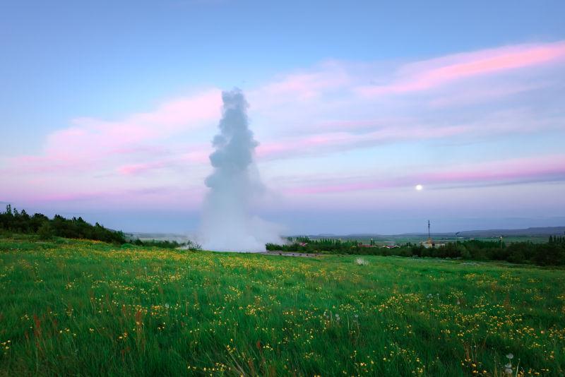 冰岛西南部的间歇泉喷发