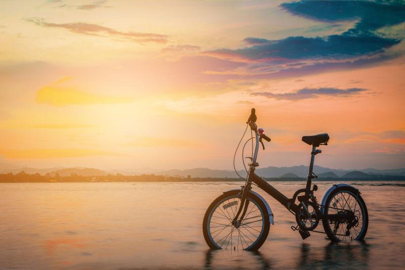 夕阳沙滩上的自行车