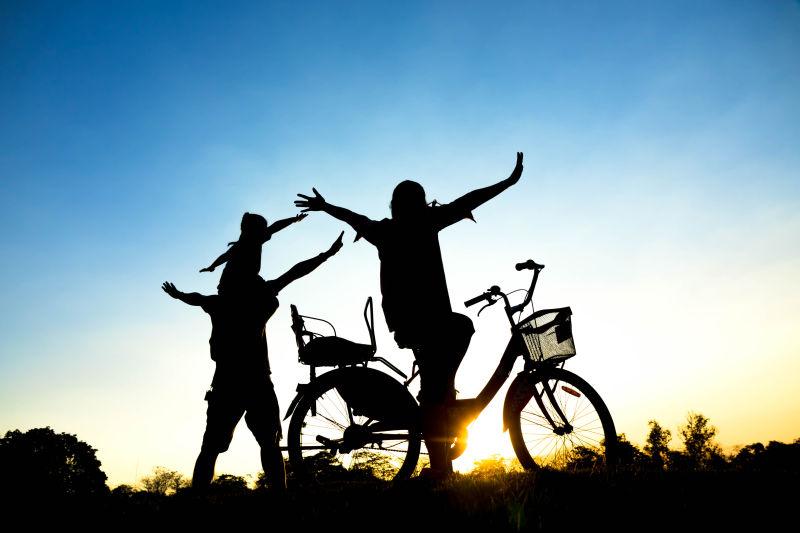 幸福家庭骑自行车的剪影