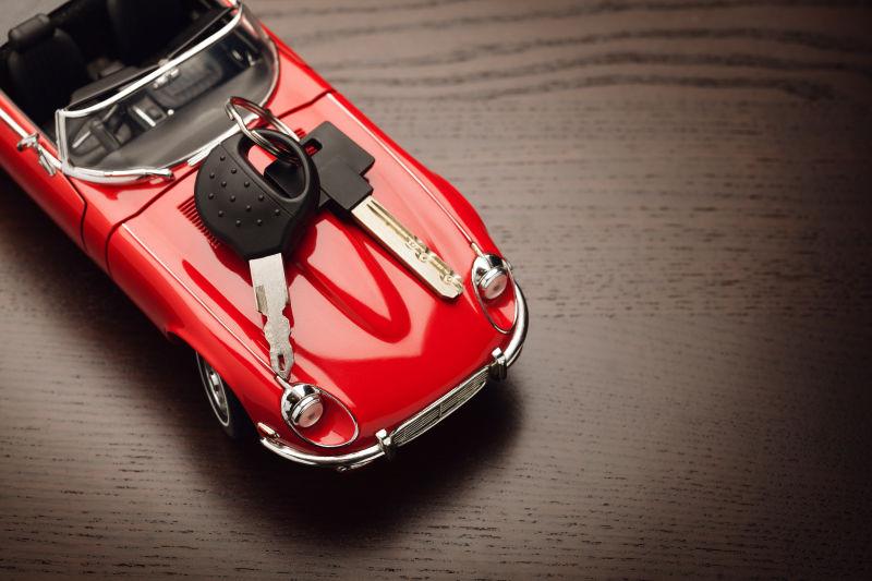 红色汽车模型上的车钥匙