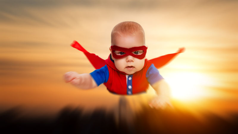 小宝贝超级英雄带着红色披肩飞过天空
