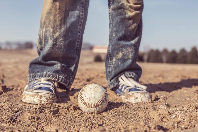 棒球场中的棒球和运动鞋