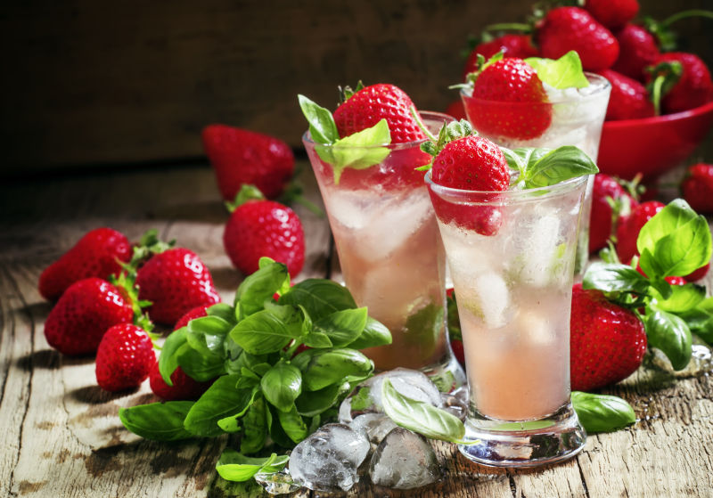 草莓和鸡尾酒
