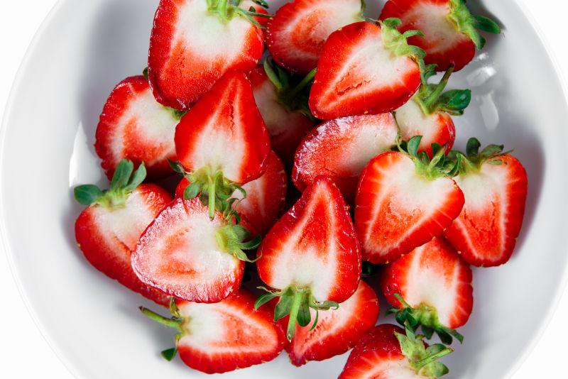 盘子里切成两片的草莓