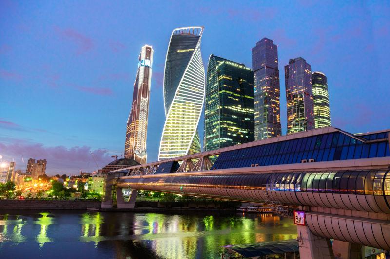 莫斯科的摩天大楼和夜晚的河流