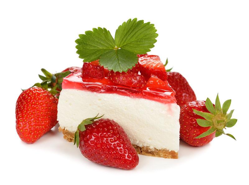 白色桌面上的草莓蛋糕