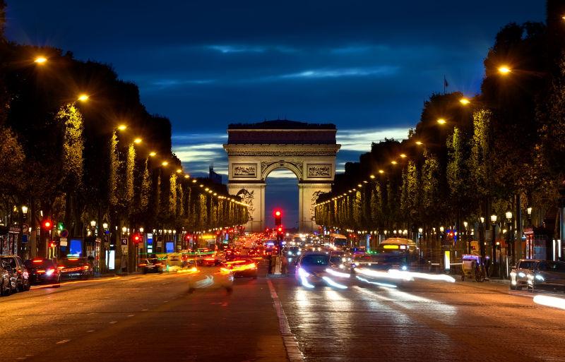 夜晚灯火通明的巴黎凯旋门前的香榭丽舍大道