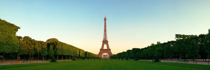 蓝天下巴黎埃菲尔铁塔下的绿化区域
