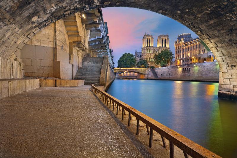 夕阳下法国巴黎圣母院和塞纳河河畔