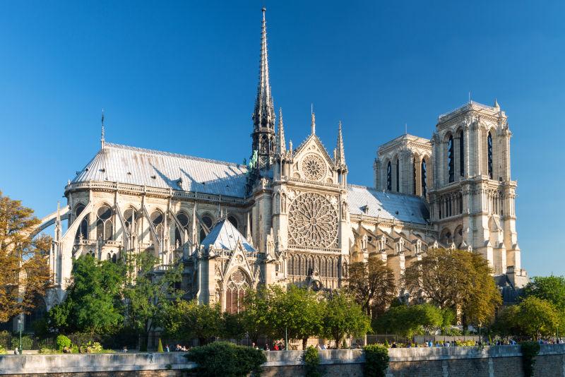 蓝天下的巴黎圣母院大教堂