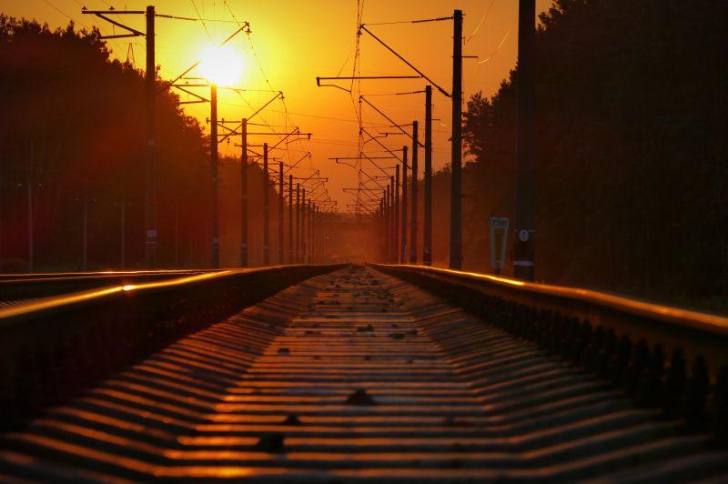 落日下的铁路风景