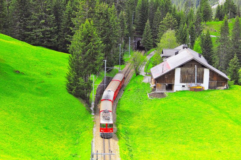 瑞士阿尔卑斯山中的火车
