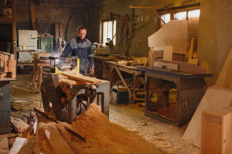 小型木材工厂和工人