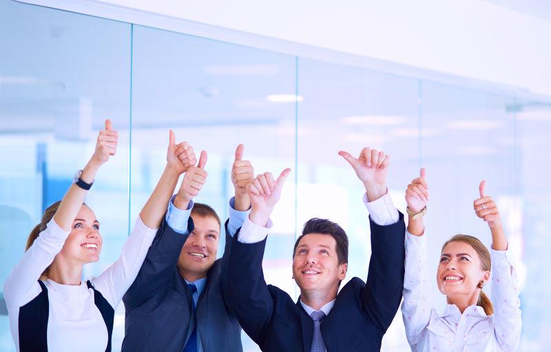 商业团队在办公室里快乐的竖起大拇指