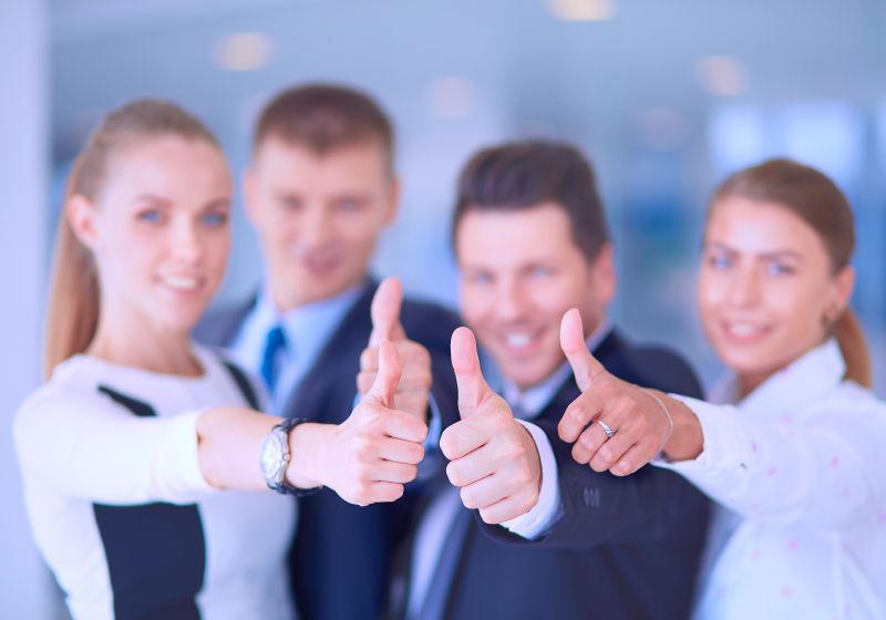 快乐的商业团队在办公室里竖起大拇指