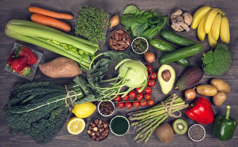 木桌上碱性食品的蔬菜和水果