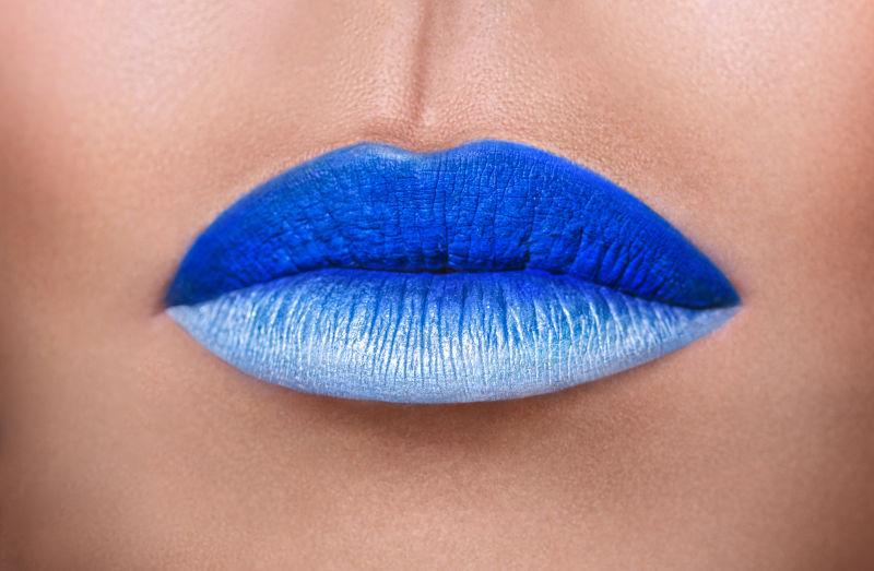 时尚蓝唇妆的女性嘴唇