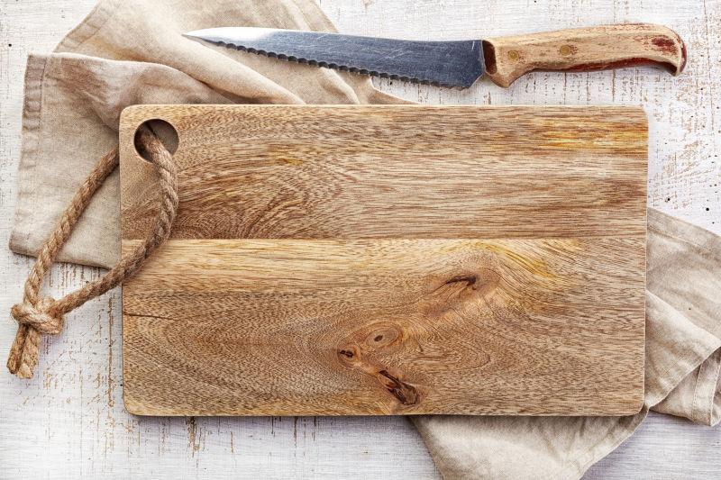 旧木桌上的木制砧板和刀具顶视图