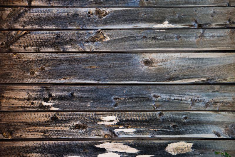 腐朽发黑的老木板