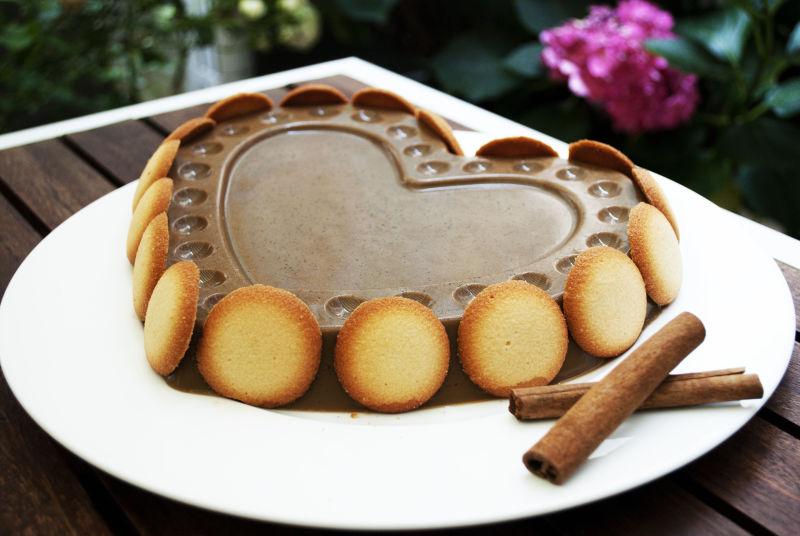 盘子里的心形巧克力糕点
