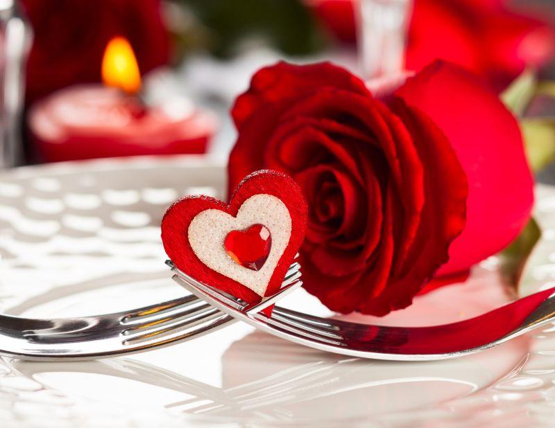 餐桌上的心形糕点与红玫瑰