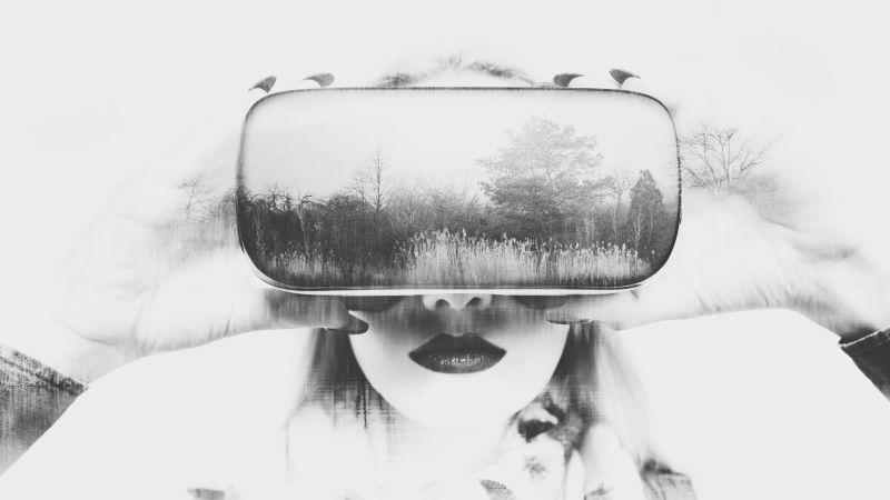 带虚拟现实眼镜的美女和湖边森林的双重曝光
