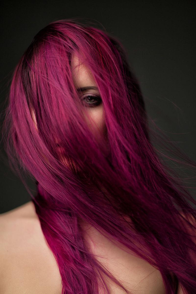 美女头上的紫色长发